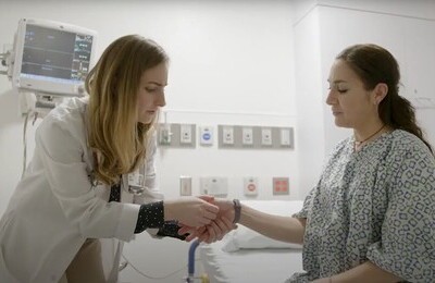 Кодирование Аквилонг в Камышине Врач держит пациентку за руку